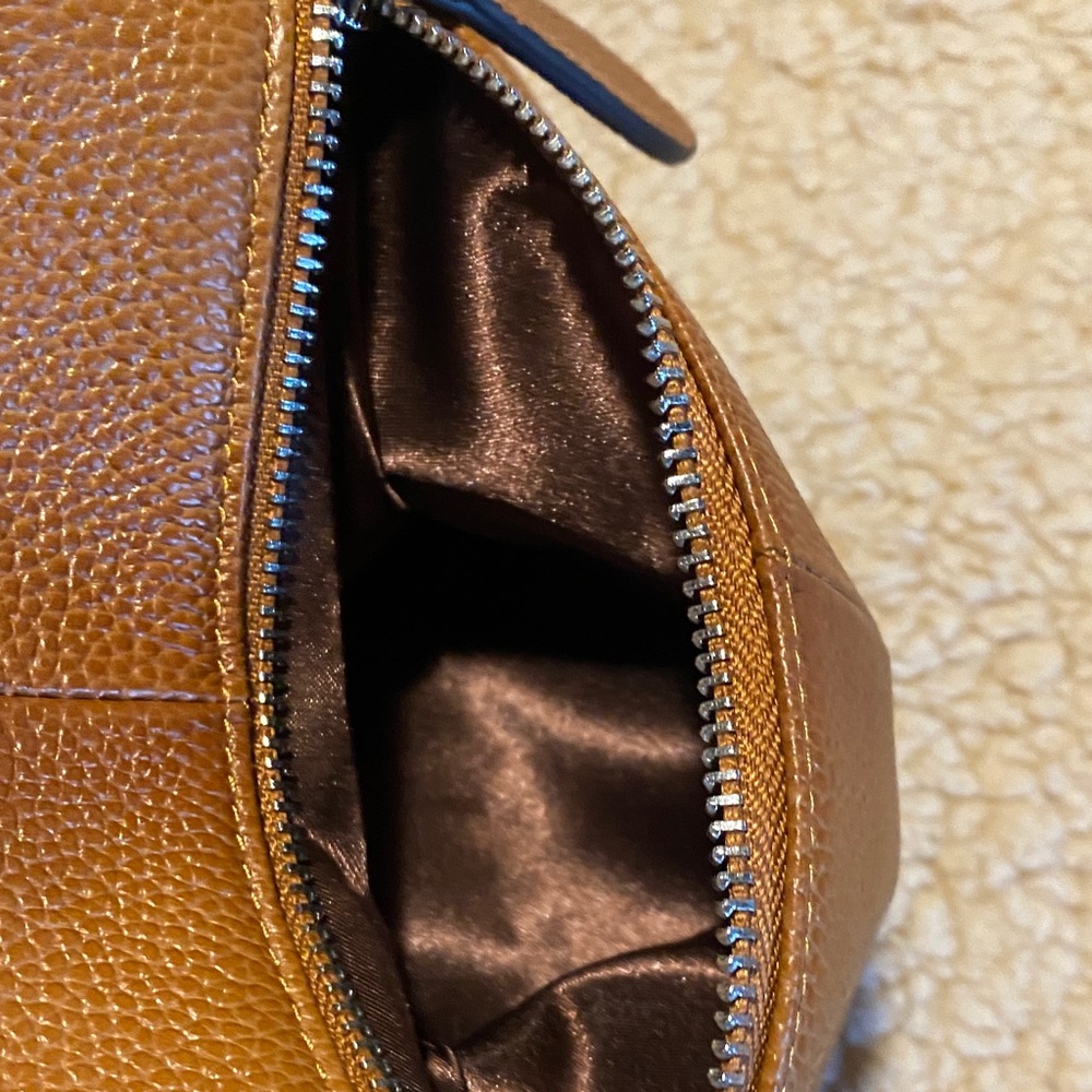 Elegant Brown Leather HeShe Crossbody Handbag - Picture 5 of 16